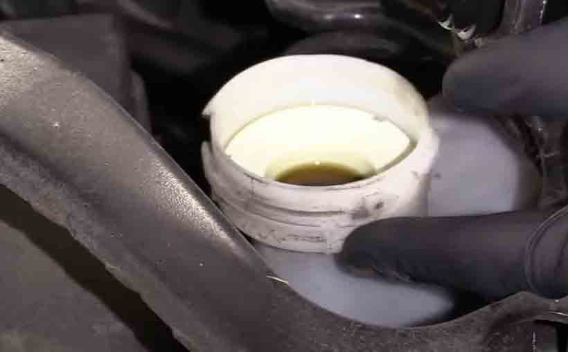 Orem Utah, Mobile Brake Repair Service checking brake fluid level after pads and rotors replacement.